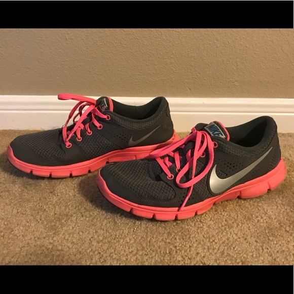 Women’s Nike Shoes - Picture 1 of 4